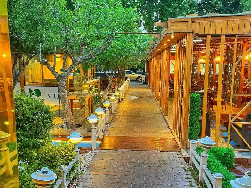 کافه رستوران رویسا مهرشهر