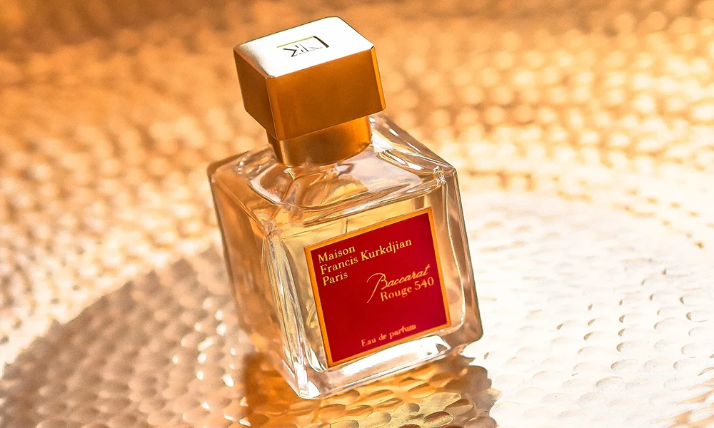 باکارات رژ 540 از بهترین عطرهای زنانه با رایحه عنبر چوبی