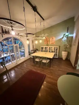 کافه کتاب هومورو در مهرشهر