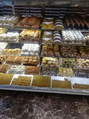 قنادی الف در سعادت آباد